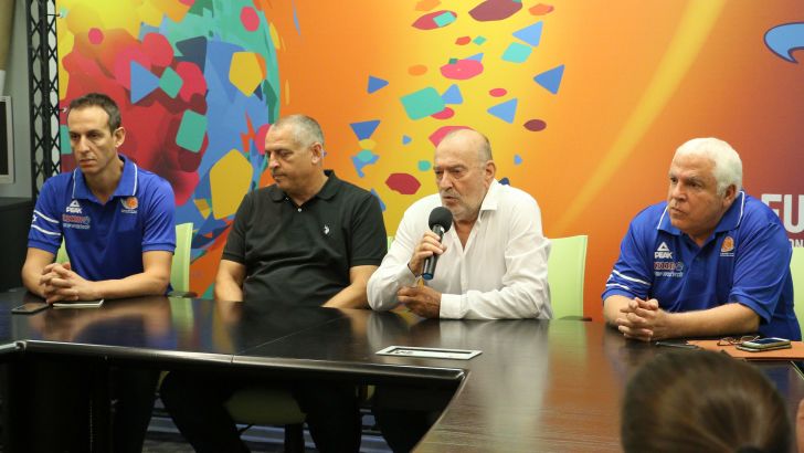 עודד קטש מוצג כמאמן נבחרת ישראל במשרדי איגוד הכדורסל
