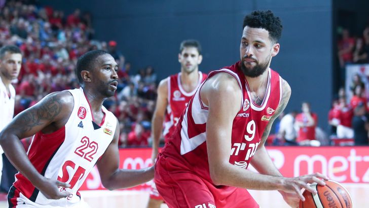 אוסטין דיי מול ג'רל מקניל