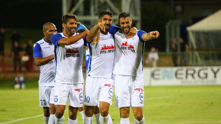 שחקני מכבי פ"ת חוגגים