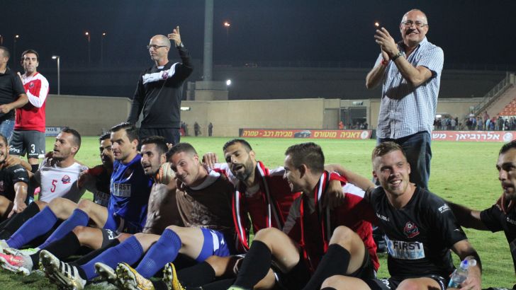 שחקני הפועל חיפה חוגגים