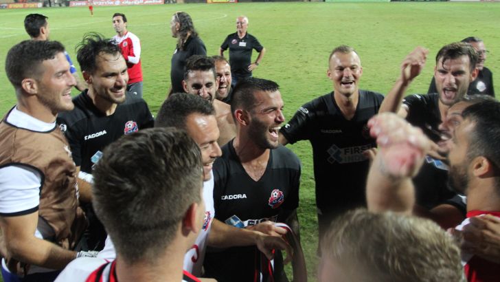 שחקני הפועל חיפה חוגגים