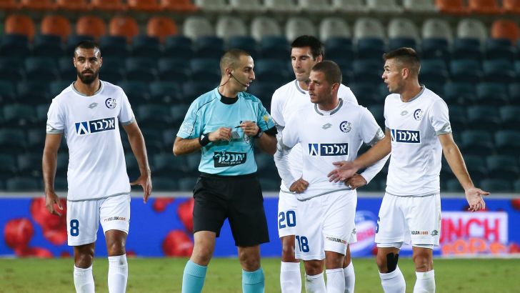 שחקני אשקלון מתווכחים