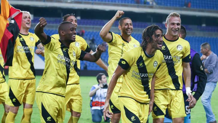 שחקני מכבי נתניה חוגגים