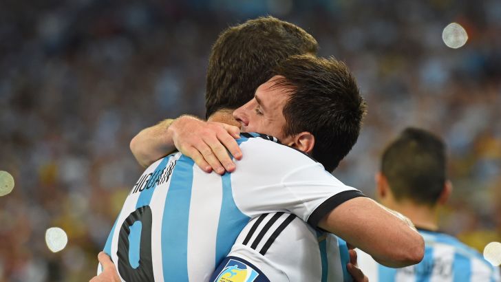 ליאו מסי עם גונסאלו היגוואין