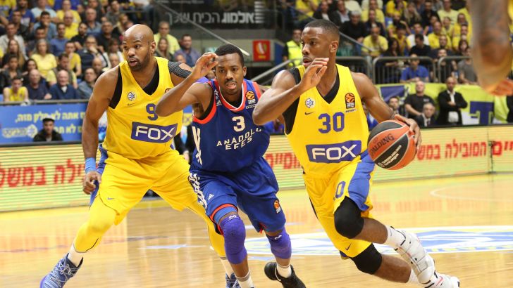 נוריס קול לצד אלכס טיוס מול אריק מקולום