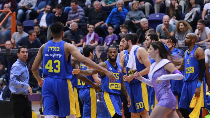 שחקני מכבי תל אביב חוגגים