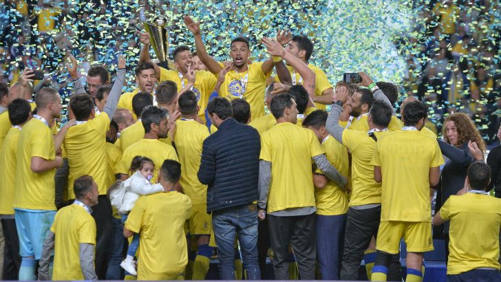 שחקני מכבי תל אביב מניפים את גביע הטוטו