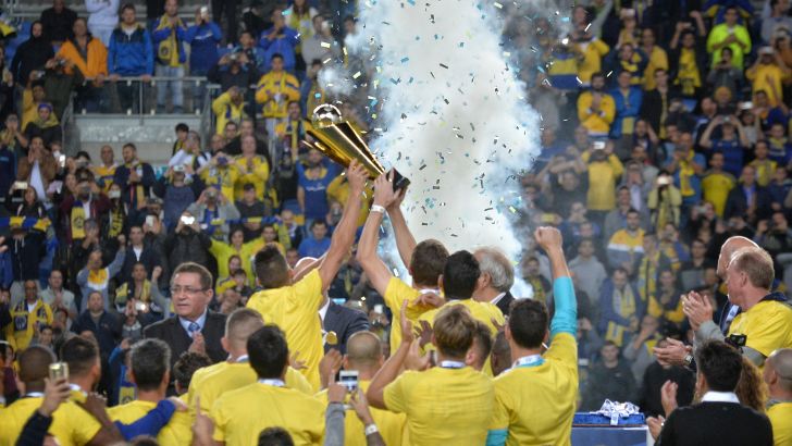 שחקני מכבי תל אביב עם גביע הטוטו