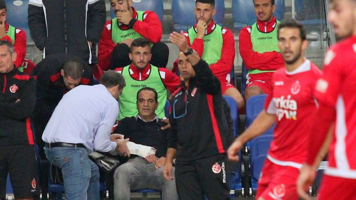 קובי רפואה פצוע על הספסל