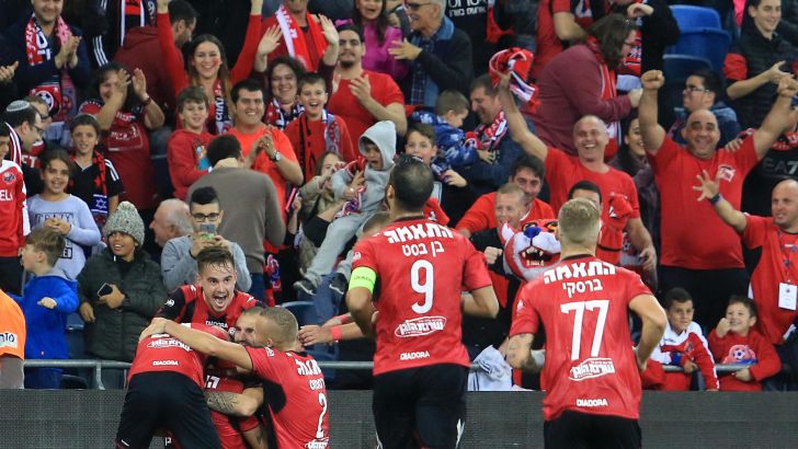 שחקני הפועל חיפה חוגגים