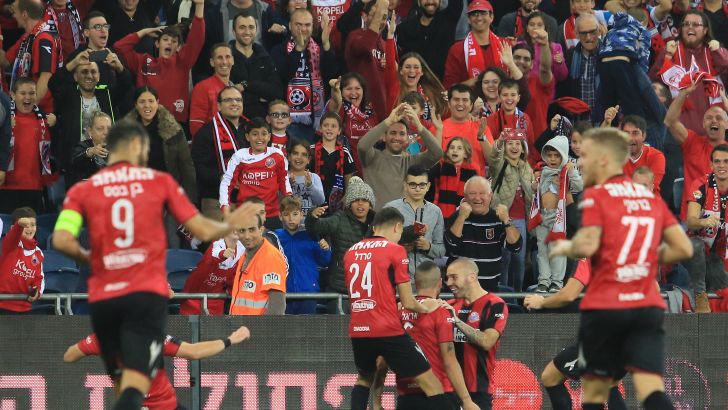 שחקני הפועל חיפה חוגגים