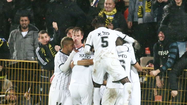 שחקני בית"ר ירושלים חוגגים