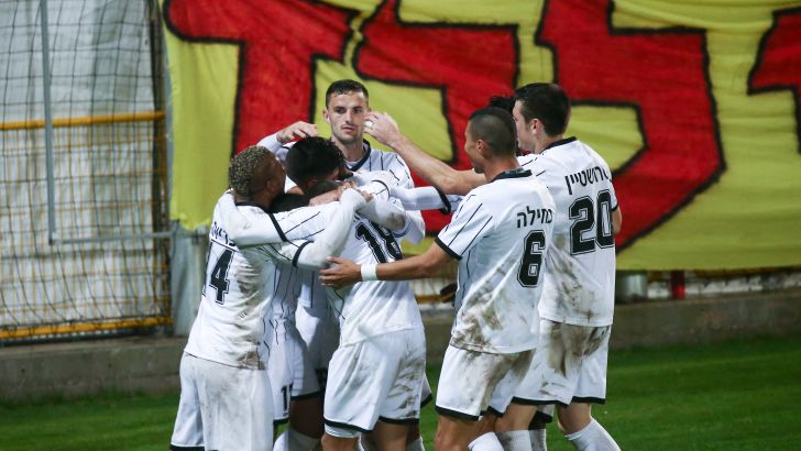 שחקני בית"ר ירושלים חוגגים