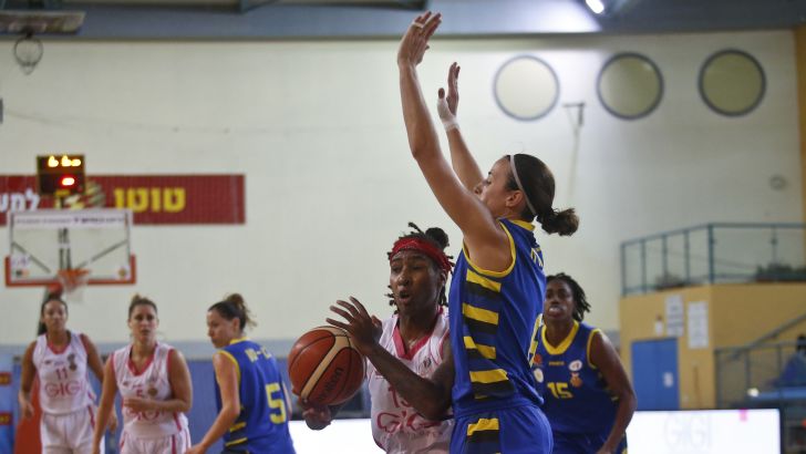 שי דורון מול קריסטל ברדפורד (מגד גוזאני, מנהלת ליגת העל לנשים בכדורסל)