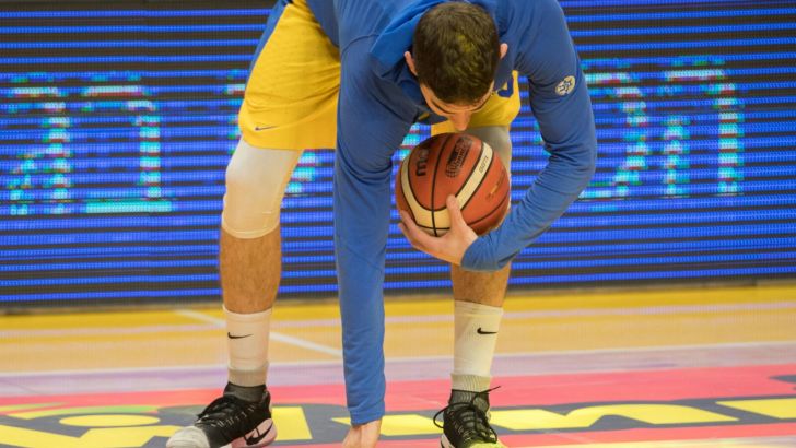 מכבי תל אביב מציגה את החפצים שהושלכו בדרבי