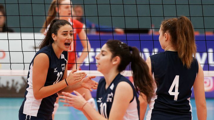 נבחרת הנערות חוגגת