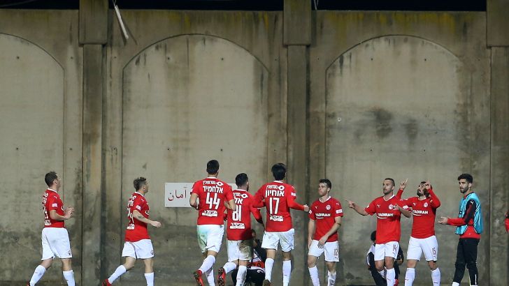 שחקני הפועל באר שבע חוגגים עם בן שהר