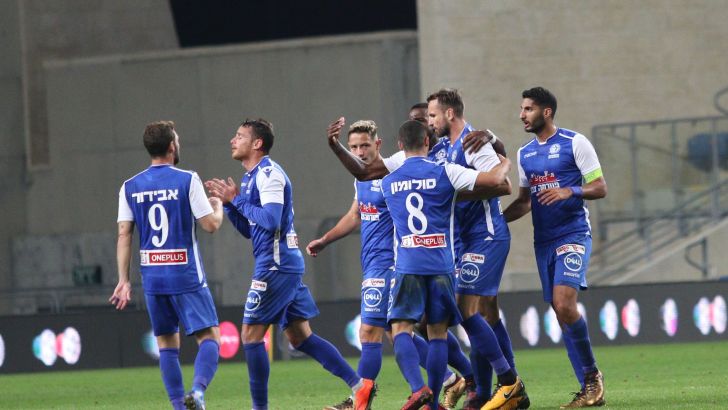 שחקני מכבי פתח תקווה חוגגים