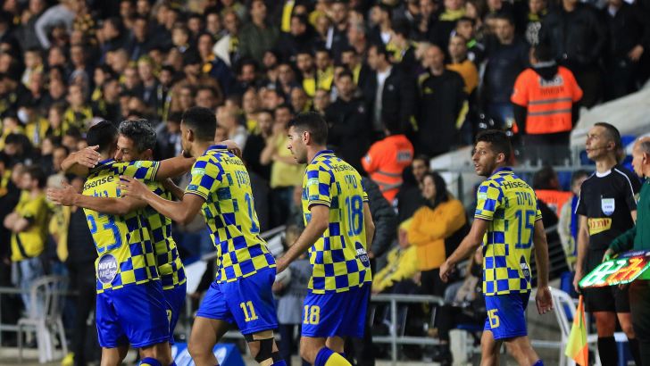 שחקני מכבי ת"א חוגגים