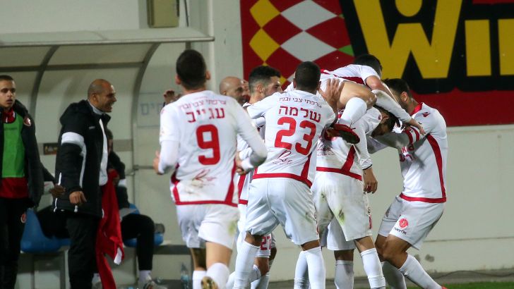 שחקני הפועל תל אביב חוגגים