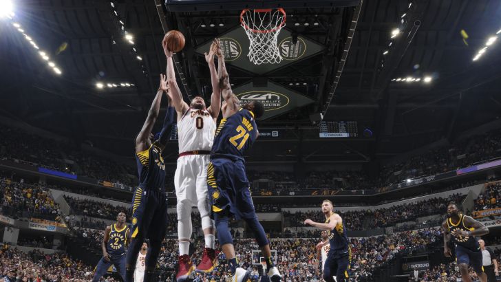 קווין לאב מתקשה מתחת לסל