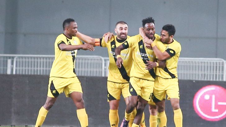 דידייה קוגבנייה חוגג עם שחקני מכבי נתניה