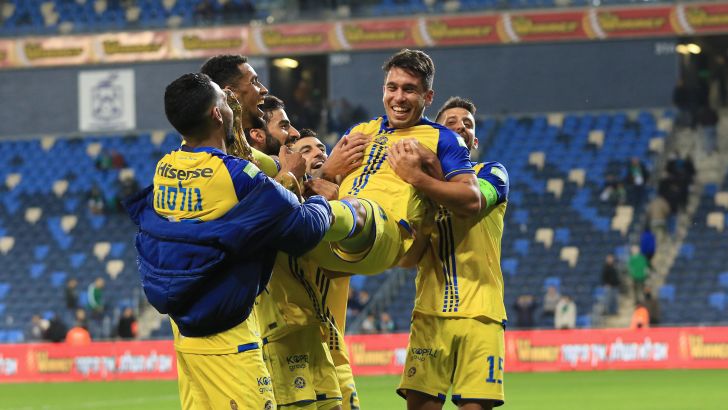 שחקני מכבי תל אביב חוגגים עם כריסטיאן באטוקיו