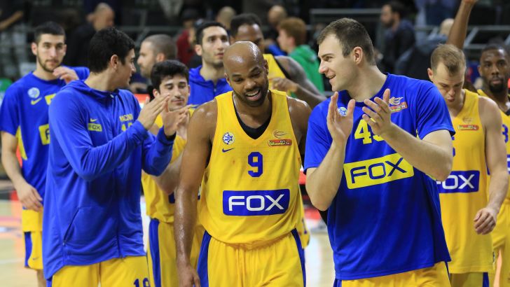 מכבי ת"א חוגגת בחיפה