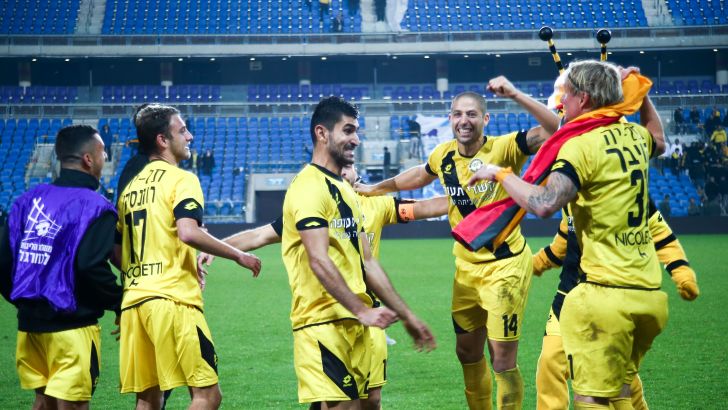 שחקני מכבי נתניה חוגגים