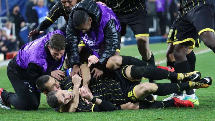 אריק סאבו חוגג עם שחקני בית"ר ירושלים