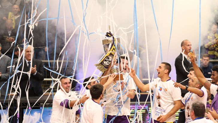 גיא פניני מניף את הגביע