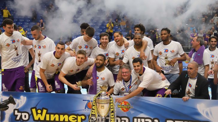 שחקני הפועל חולון עם הגביע