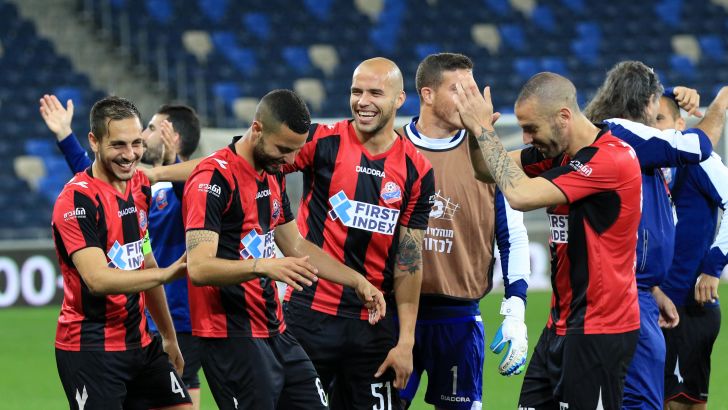 שחקני הפועל חיפה חוגגים