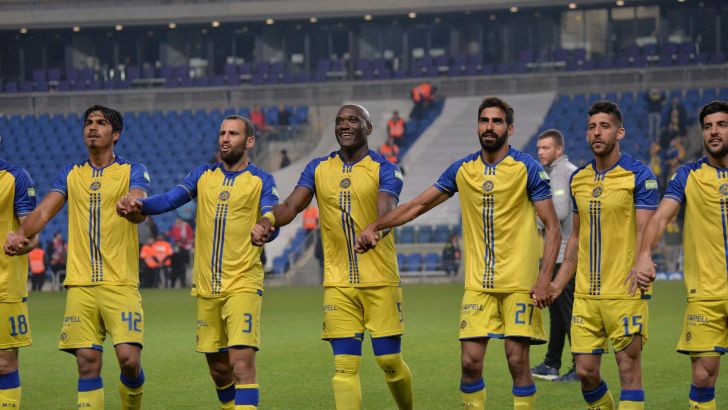 באבין ושחקני מכבי ת"א חוגגים