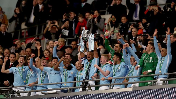 שחקני מנצ'סטר סיטי חוגגים