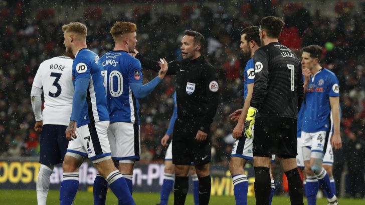 באנגליה כבר תוקפים את השימוש בוידאו