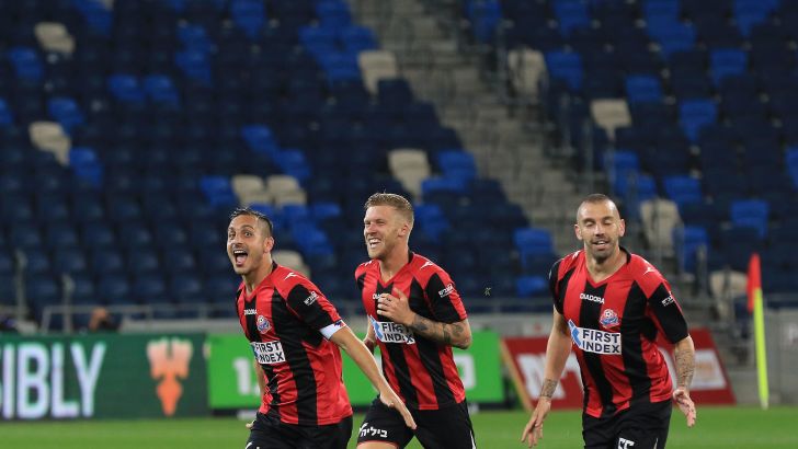 שחקני הפועל חיפה חוגגים