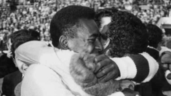 פלה חוגג את הזכייה ב-1962