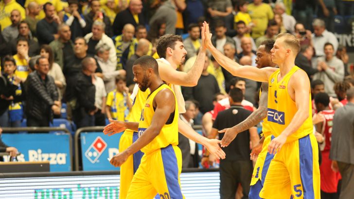 שחקני מכבי תל אביב חוגגים