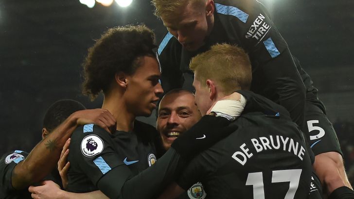 שחקני מנצ'סטר סיטי חוגגים