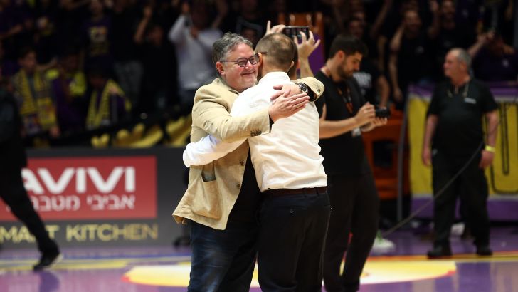דן שמיר זוכה לחיבוק מהבעלים