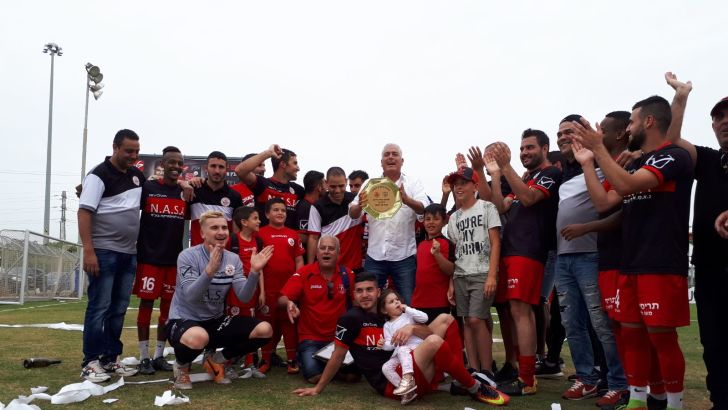שחקני הפועל אשדוד חוגגים