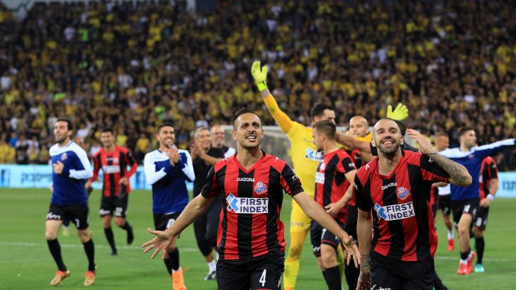 שחקני הפועל חיפה חוגגים