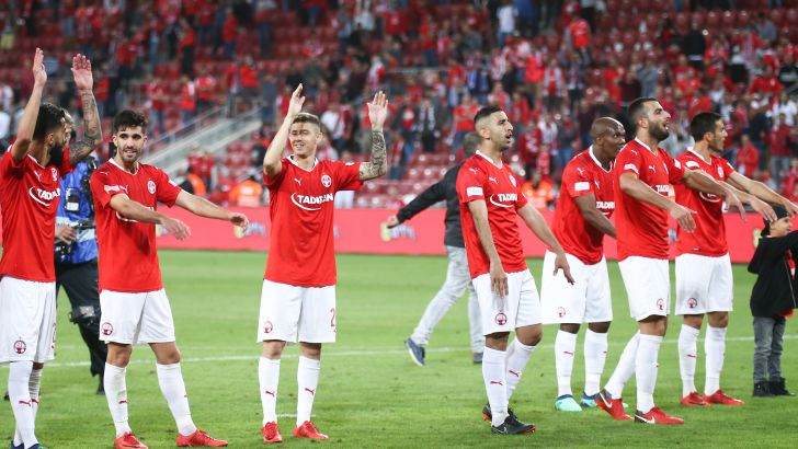 הפועל באר שבע חוגגת ניצחון במשחק העונה