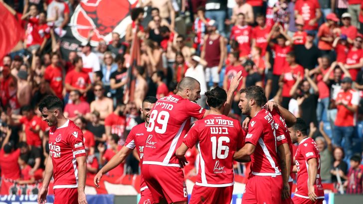 שחקני הפועל תל אביב חוגגים