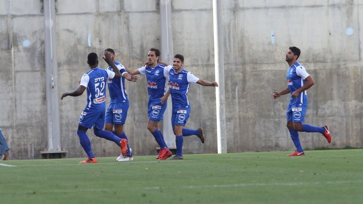 לידור כהן חוגג עם שחקני מכבי פ"ת