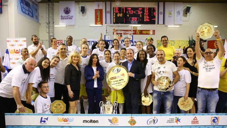 שחקניות מכבי אשדוד חוגגות