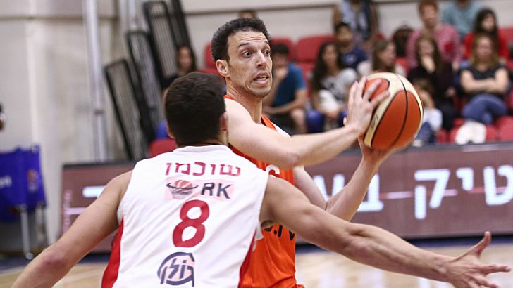 ניצן חנוכי מול חואקין שוכמן