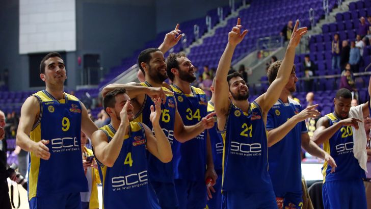 שחקני מכבי אשדוד חוגגים