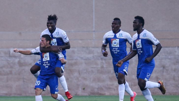 שחקני הפועל עכו חוגגים